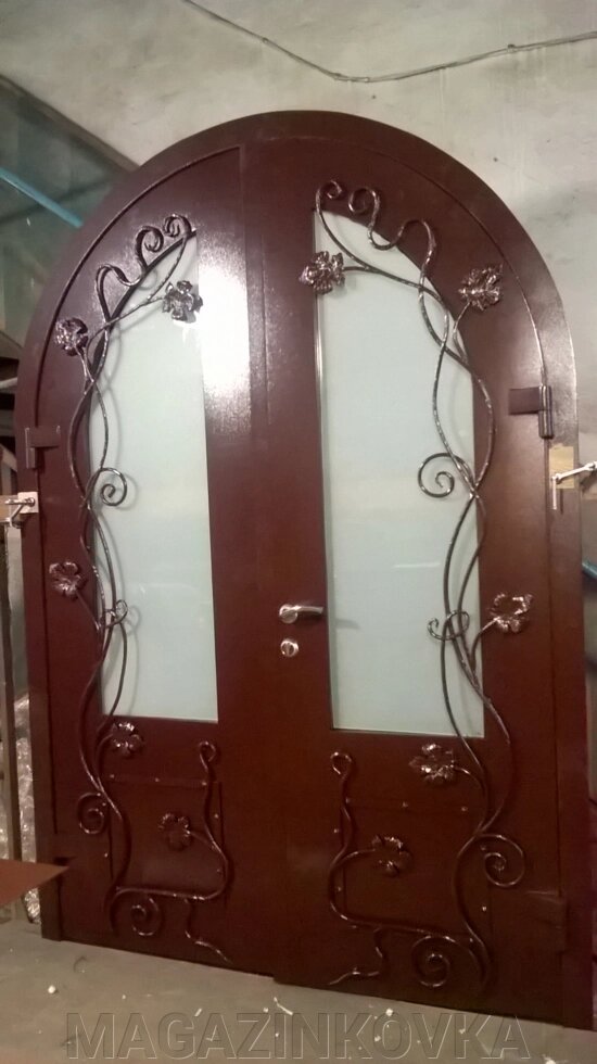 Дверь кованая «Венеция X» металлическая арочная с ковкой и стеклопакетом от компании MAGAZINKOVKA - фото 1
