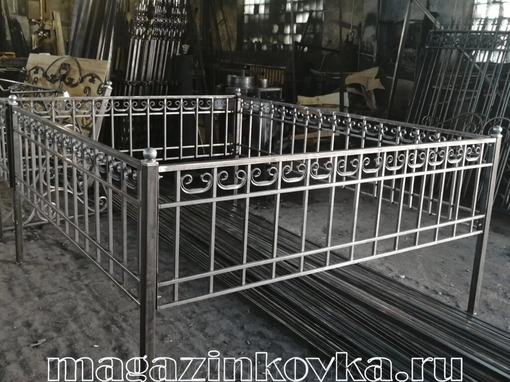 Ритуальная оградка кованая металлическая «Античная Х» от компании MAGAZINKOVKA - фото 1