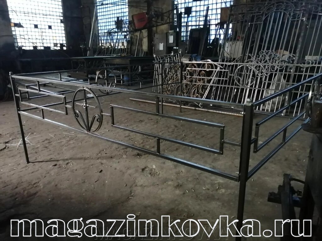 Ритуальная оградка кованая металлическая «Прямоугольник с крестиком Х» от компании MAGAZINKOVKA - фото 1