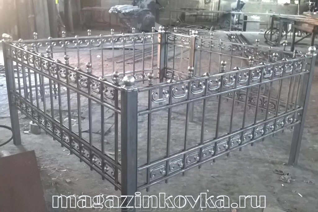 Ритуальная оградка кованая металлическая «Римская Х» от компании MAGAZINKOVKA - фото 1