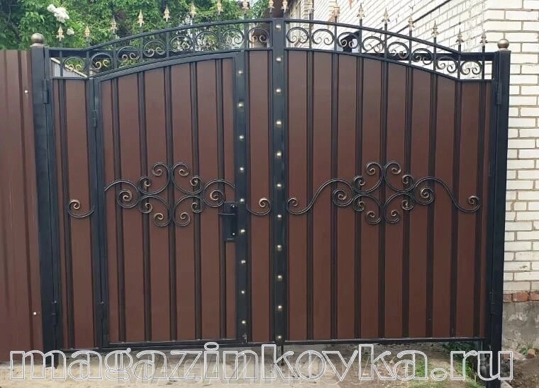 Ворота кованые «Персия Х» металлические со встроенной калиткой арочные с профлистом от компании MAGAZINKOVKA - фото 1