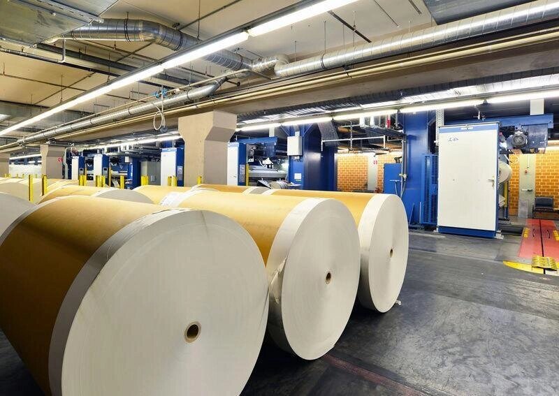 Газетная пухлая бумага   от 42 г/м2 до 48 г/м2 90смх10м в рулоне от компании Арсенал ОПТ - фото 1