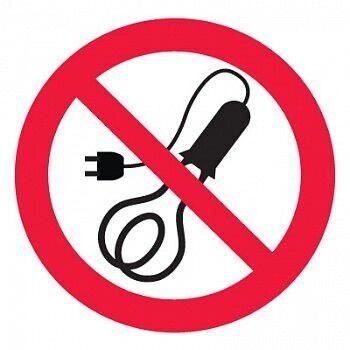 Знак Эксклюзив P15 Запрещается применять электроприборы (200х200) от компании Арсенал ОПТ - фото 1