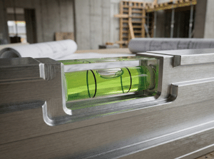 Профессиональные строительные уровни: как проверить точность и выбрать длину под задачу