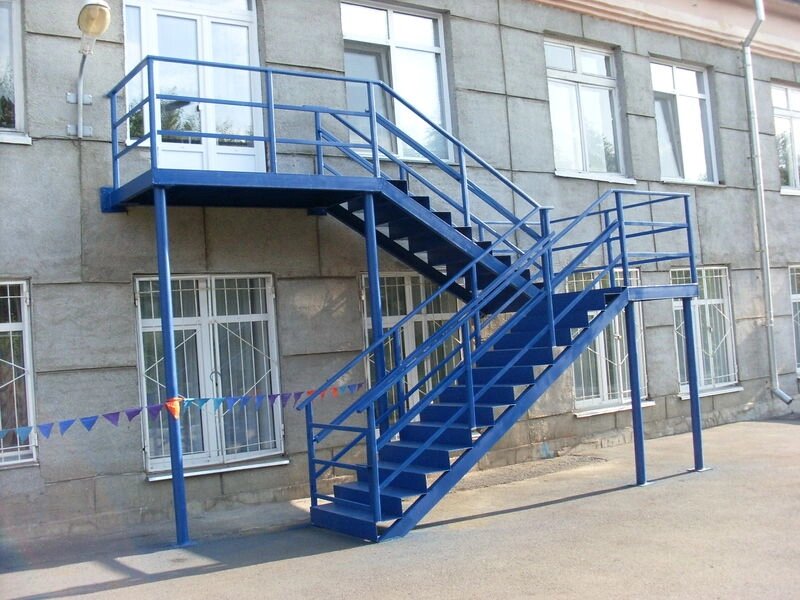 Наружные эвакуационные лестницы П2 от компании ПК "СтройСистема" - фото 1