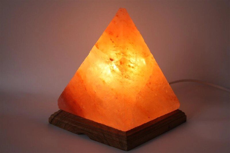 Соляная лампа  Пирамида  малая с диммером от компании Магазин "Будьте Здоровы" г. Барнаул, ул Панфиловцев 4-в. - фото 1