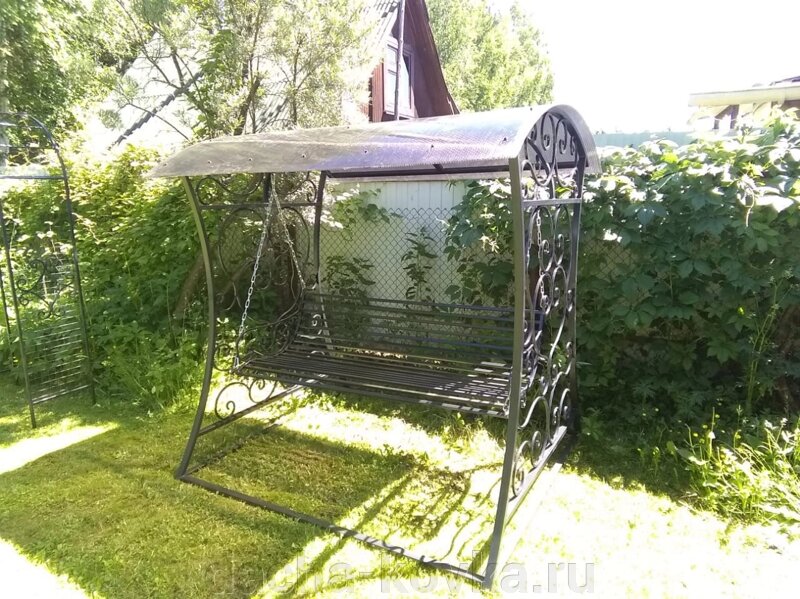 Садовые качели с крышей купить в Москве | "Амарант"