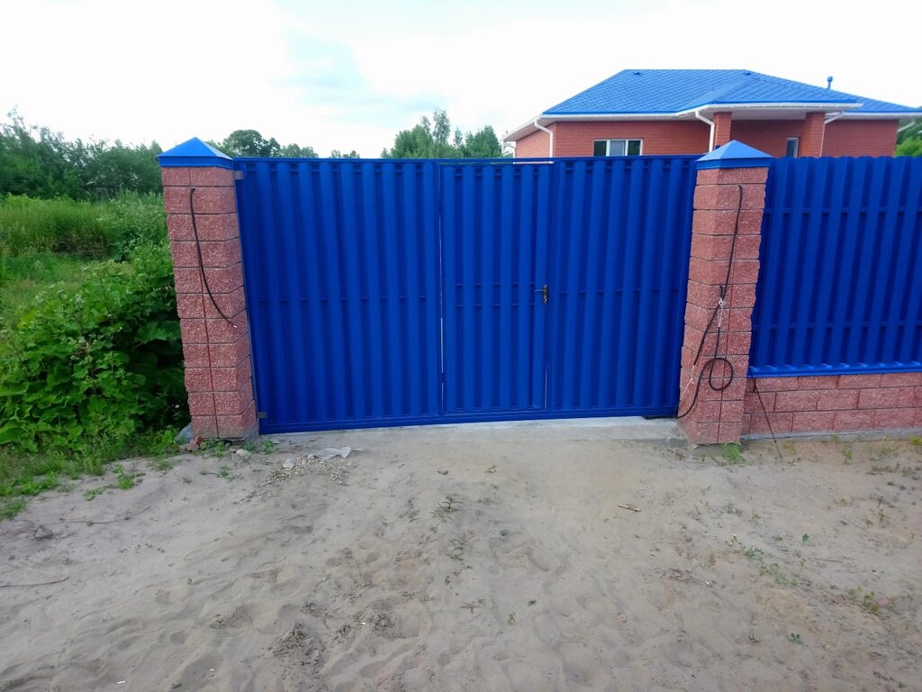 Откатные ворота 2х4 с электроприводом и встроенной калиткой от компании ИП Антонов А. В. - фото 1