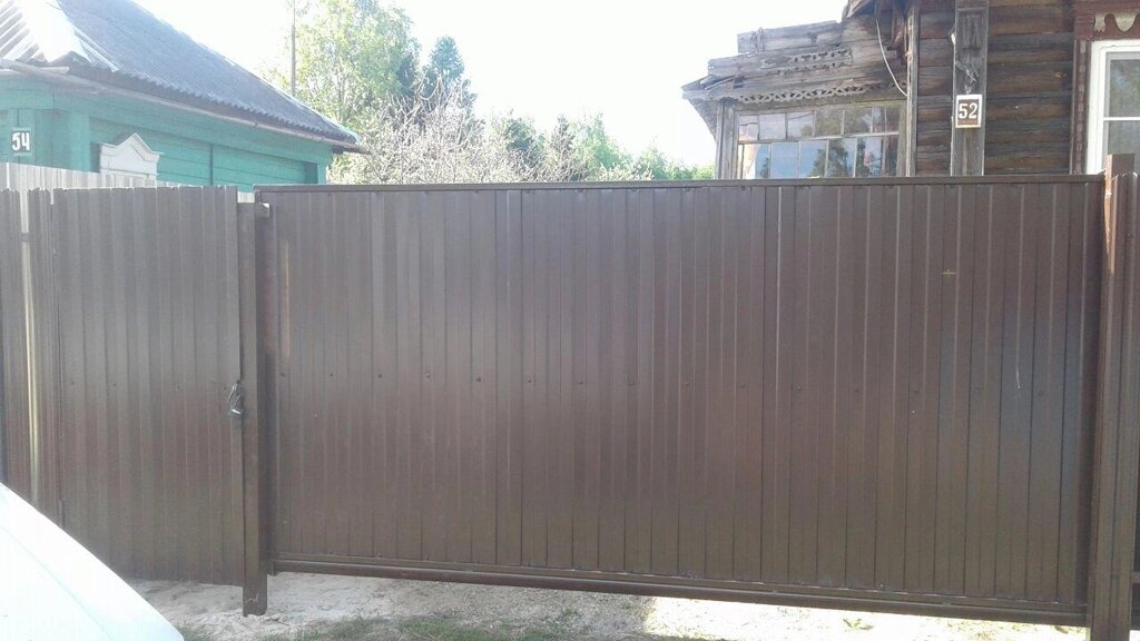 Откатные ворота с электроприводом под ключ 4,4 м коричневые от компании ИП Антонов А. В. - фото 1