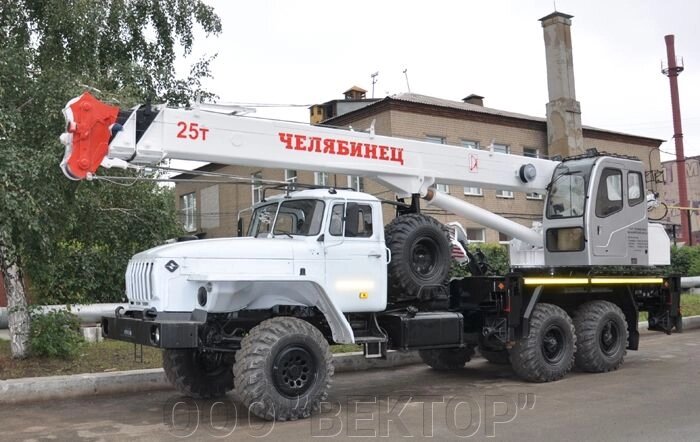 Автокран Челябинец КС-45721-21 на шасси УРАЛ 5557-82М г/п 25Т., 21,7 м. от компании ООО "ВЕКТОР" - фото 1