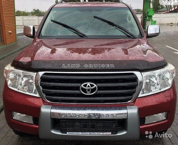 Дефлектор капота тёмный с надписью Land Cruiser для Land Cruiser 200 от компании Тюнинг и аксессуары для автомобилей "ALEX-M" - фото 1