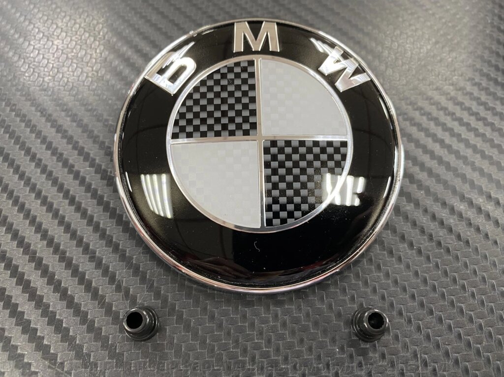 Эмблема на капот / багажник  82 мм BMW серый карбон для BMW от компании Тюнинг и аксессуары для автомобилей "ALEX-M" - фото 1