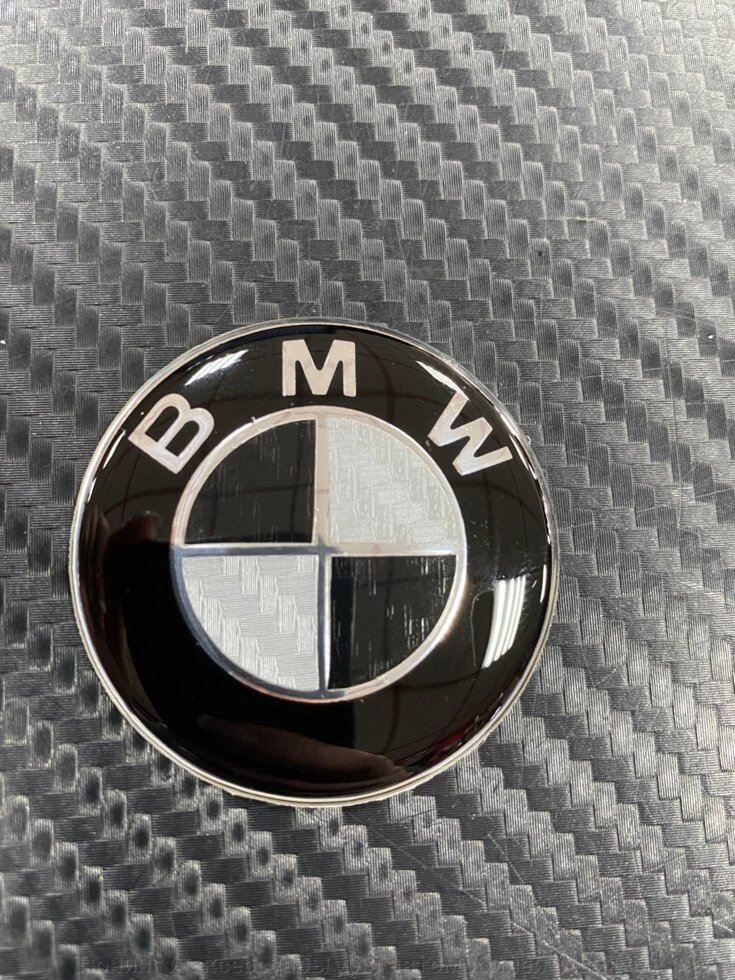 Эмблема в руль 44 мм чёрно-белый карбон для BMW от компании Тюнинг и аксессуары для автомобилей "ALEX-M" - фото 1