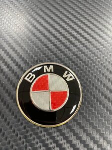 Эмблема в руль 44 мм красно-белый карбон для BMW