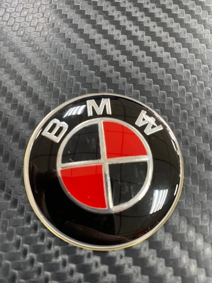Эмблема в руль 44 мм красно-чёрный карбон для BMW от компании Тюнинг и аксессуары для автомобилей "ALEX-M" - фото 1