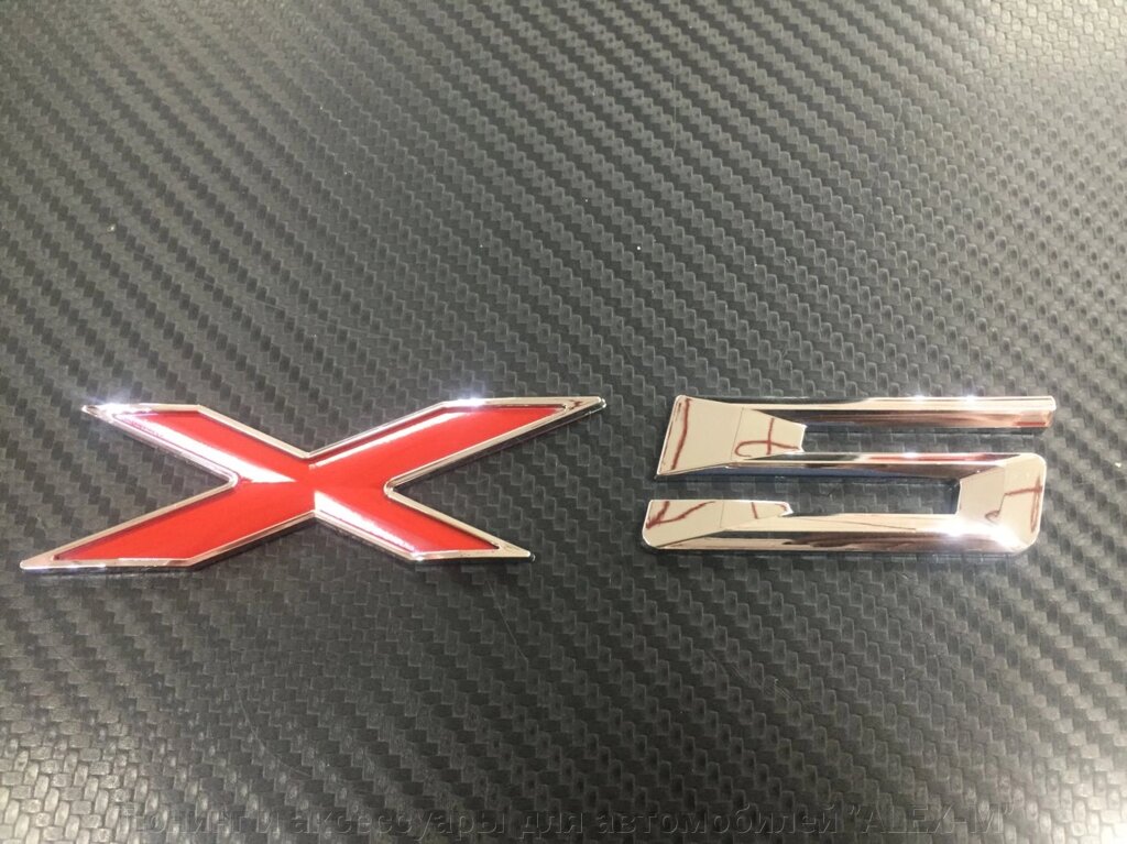 Эмблема X5 красная пластик на крышку багажника для автомобиля BMW от компании Тюнинг и аксессуары для автомобилей "ALEX-M" - фото 1