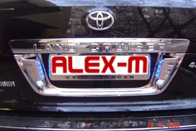 Хромированная накладка возле номера на 5 дверь с синей подсветкой для Land Cruiser 200 от компании Тюнинг и аксессуары для автомобилей "ALEX-M" - фото 1
