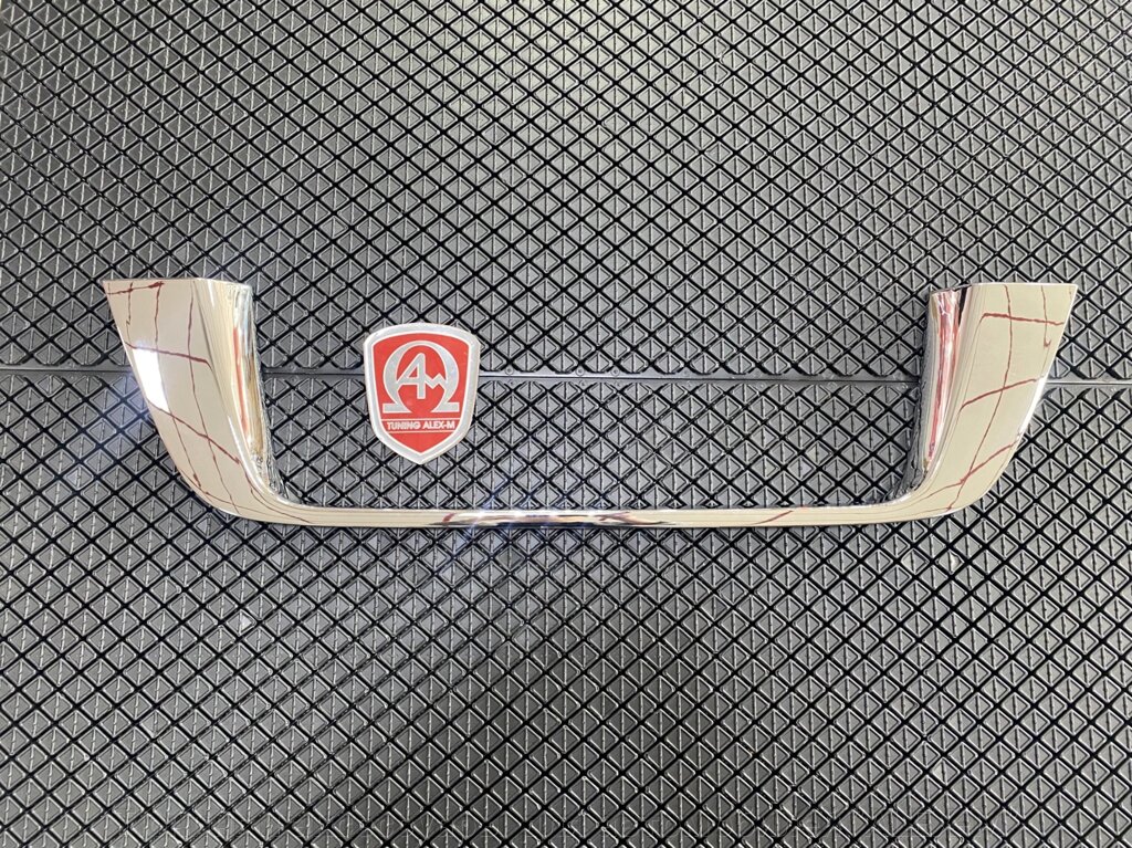 Хромированная накладка возле номерного знака 5 двери (пластик) для Toyota Land Cruiser 200 2016- от компании Тюнинг и аксессуары для автомобилей "ALEX-M" - фото 1