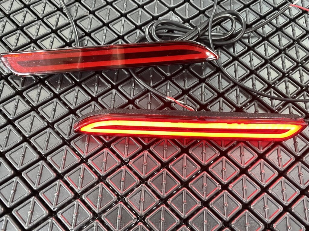 Катафоты в задний бампер красные светодиодные полосы (3 режима) динамические для Toyota Camry V50 2011-2014 от компании Тюнинг и аксессуары для автомобилей "ALEX-M" - фото 1