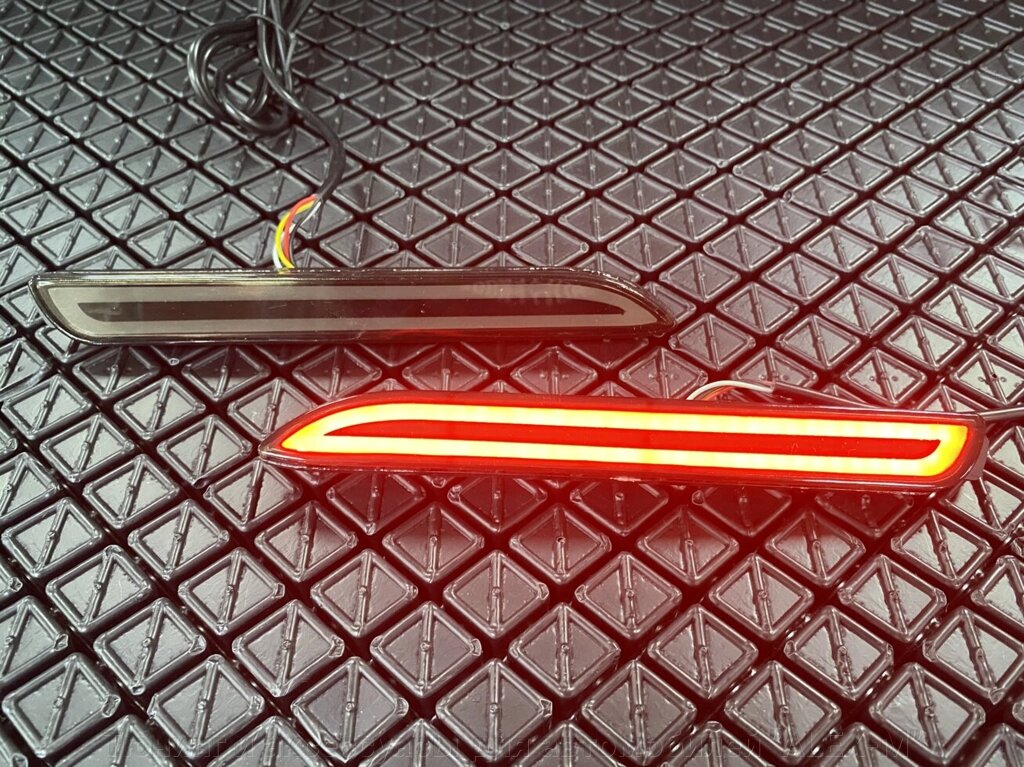 Катафоты в задний бампер тонированные светодиодные полосы (3 режима) динамические для Toyota Camry V50 2011-2014 от компании Тюнинг и аксессуары для автомобилей "ALEX-M" - фото 1