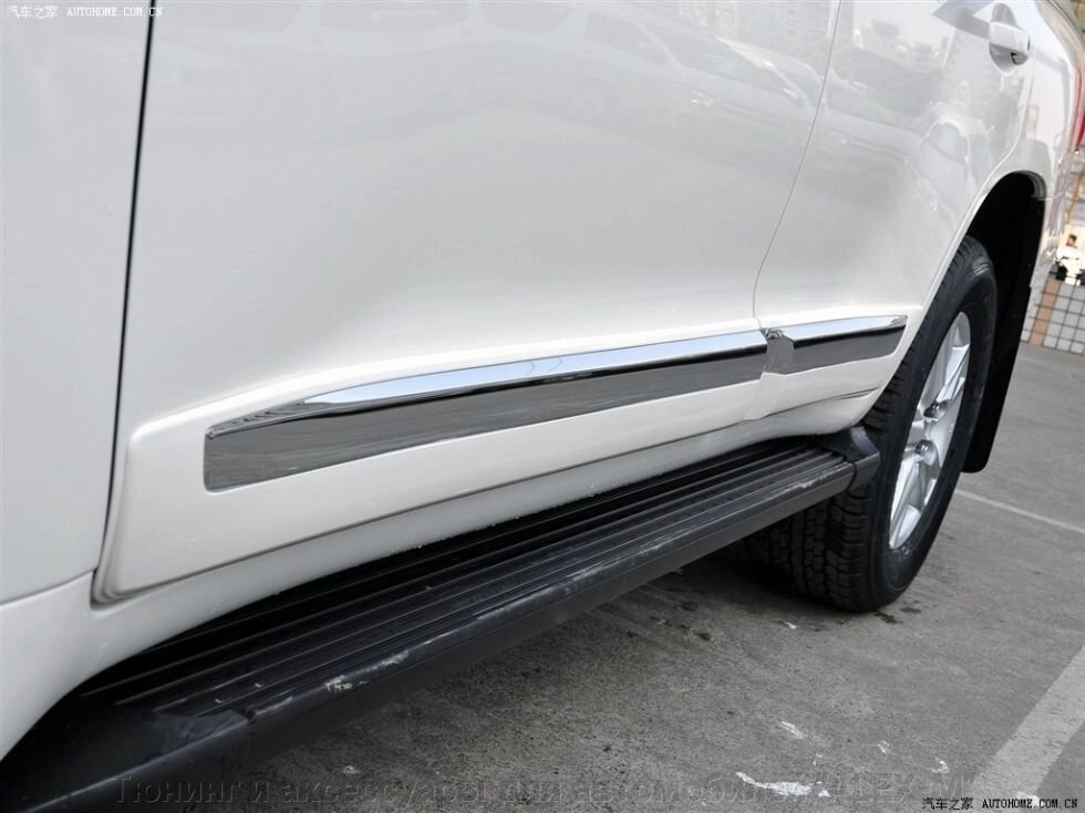 Молдинги  на двери с хромированной вставкой по кругу в стиле 2012+ (15см, белый  040) для Land Cruiser 200 от компании Тюнинг и аксессуары для автомобилей "ALEX-M" - фото 1