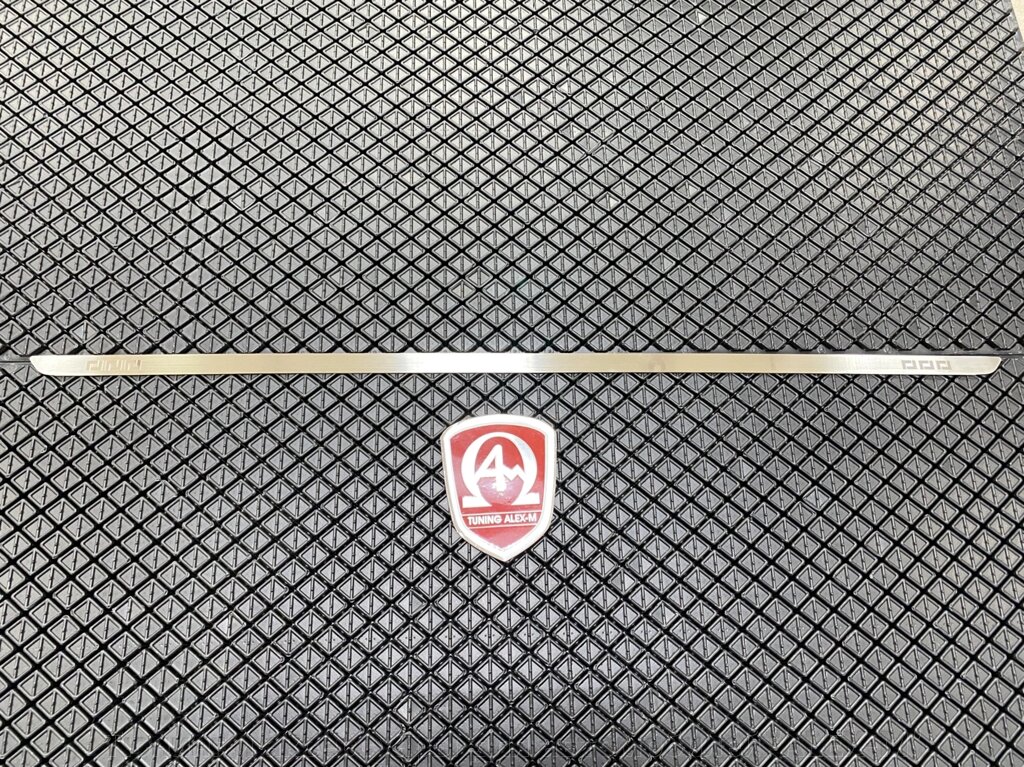 Накладка на кромку крышки багажника "сабля" из нержавеющей стали (Alu Frost) для Suzuki Swift II 2010- (5 дверей) от компании Тюнинг и аксессуары для автомобилей "ALEX-M" - фото 1