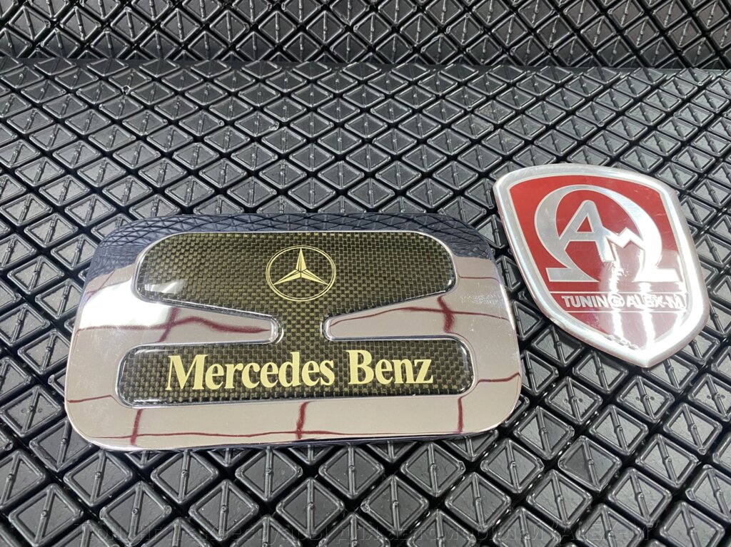 Накладка на люк бензобака под коричневый карбон для Mercedes w210 от компании Тюнинг и аксессуары для автомобилей "ALEX-M" - фото 1