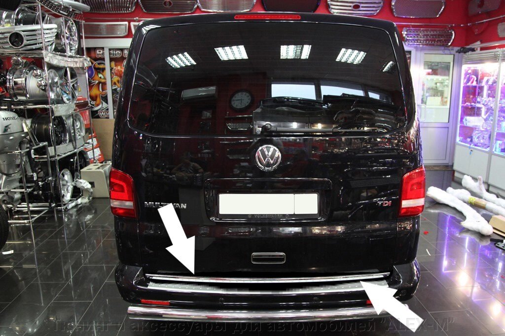 Накладка на нижнюю кромку крышки багажника "сабля" из нержавеющей стали для Volkswagen T5 2003-2015 от компании Тюнинг и аксессуары для автомобилей "ALEX-M" - фото 1