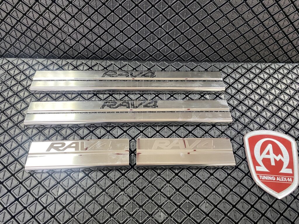 Накладки на пороги салона (на проём двери, на металл) из нержавеющей стали (Russtal) для Toyota Rav-4 2019- от компании Тюнинг и аксессуары для автомобилей "ALEX-M" - фото 1