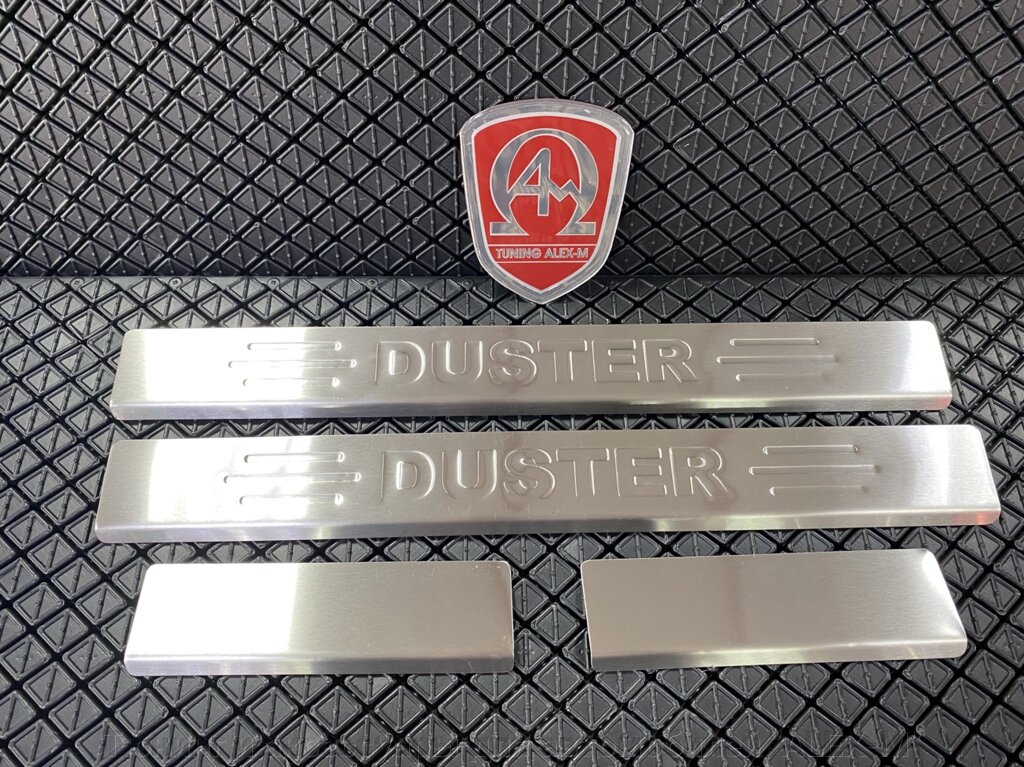 Накладки на пороги салона (на проём двери, на металл) с гравировкой (широкая) для Renault Duster 2010- от компании Тюнинг и аксессуары для автомобилей "ALEX-M" - фото 1