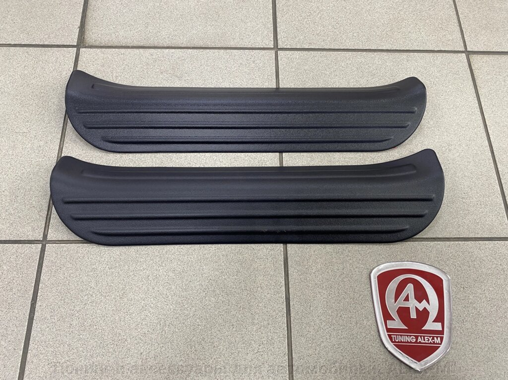 Накладки на внутренние пороги передних дверей защитные пластик шагрень (2 штуки) для Volkswagen T5 2003-2014 от компании Тюнинг и аксессуары для автомобилей "ALEX-M" - фото 1