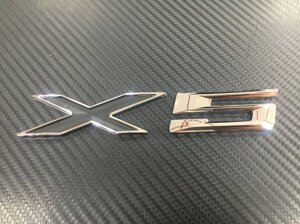 Эмблема X5 чёрная пластик на крышку багажника для автомобиля BMW