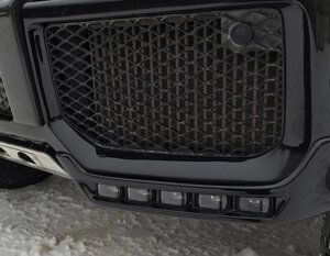 Клыки (уголки) на передний бампер AMG под окрас с чёрными ходовыми огнями Nolden Германия для Mercedes G463