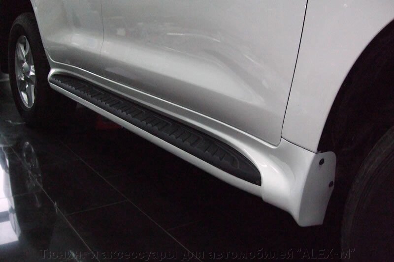 Пороги внешние белый перламутр 070 пластиковые в стиле Lexus для Land Cruiser 200 от компании Тюнинг и аксессуары для автомобилей "ALEX-M" - фото 1