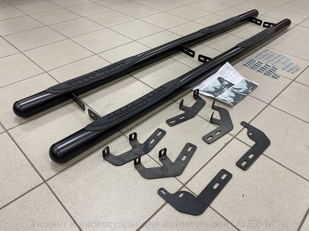 Пороги внешние чёрные трубы 70 мм В2 со степами (Tamsan) для Toyota Hilux 2015- от компании Тюнинг и аксессуары для автомобилей "ALEX-M" - фото 1