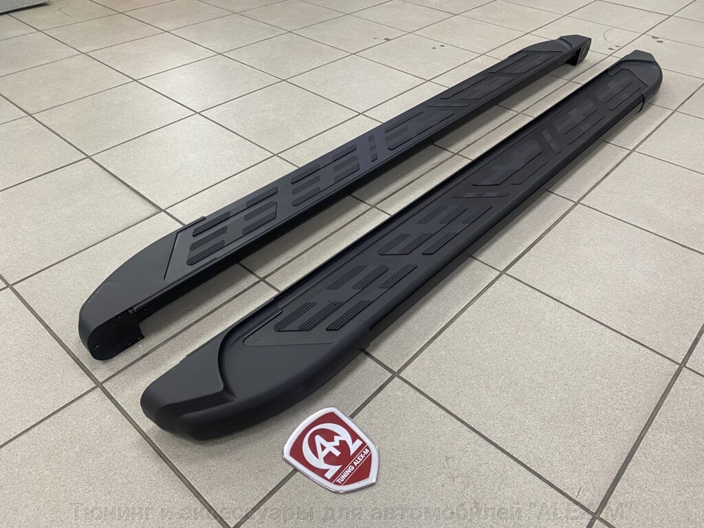 Пороги внешние площадки алюминиевые Sapphire V2 black (Сапфир 2 чёрные) для Suzuki Vitara 2014-2019 (4 поколение) от компании Тюнинг и аксессуары для автомобилей "ALEX-M" - фото 1