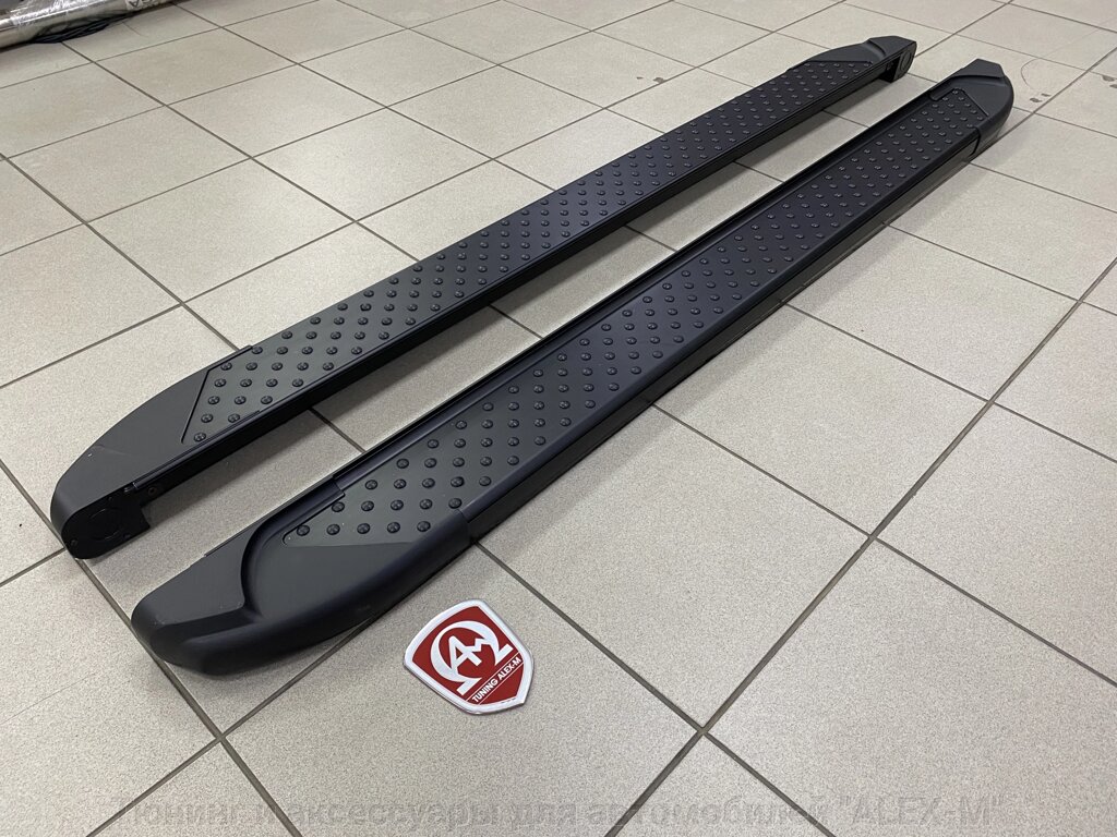 Пороги внешние площадки алюминий Sapphire v1 black (Сапфир чёрные кружочки) для Kia Sportage 2021- (5 поколение) от компании Тюнинг и аксессуары для автомобилей "ALEX-M" - фото 1