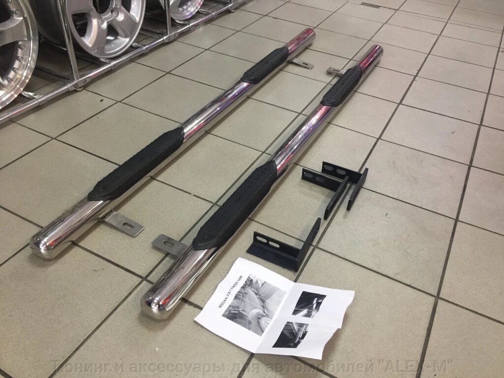 Пороги внешние трубы 70 мм со степами для Nissan Pathfinder от компании Тюнинг и аксессуары для автомобилей "ALEX-M" - фото 1