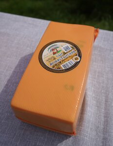Сыр полутвердый Монастырский с массовой долей жира 45% весовой фасованный