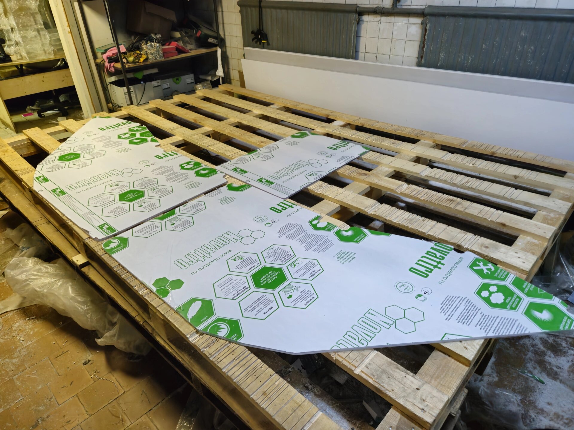 Деталь из поликарбоната по шаблону покупателя. Резка монолитного ...