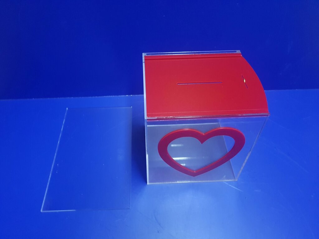 Короб для сбора пожертвований из прозрачного оргстекла с сердечком. от компании Изделия из оргстекла Plexiglas, акрила, Пэт, ПВХ. POS материалы. - фото 1