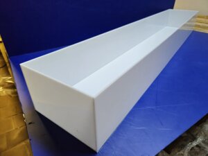Короб из белого акрилового пластика 3мм. для оформления экспозиции с цветами.
