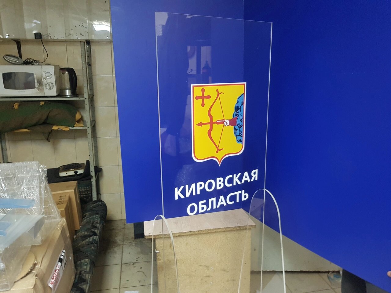 Напольные рекламные стойки из оргстекла для выставочного павильона ...