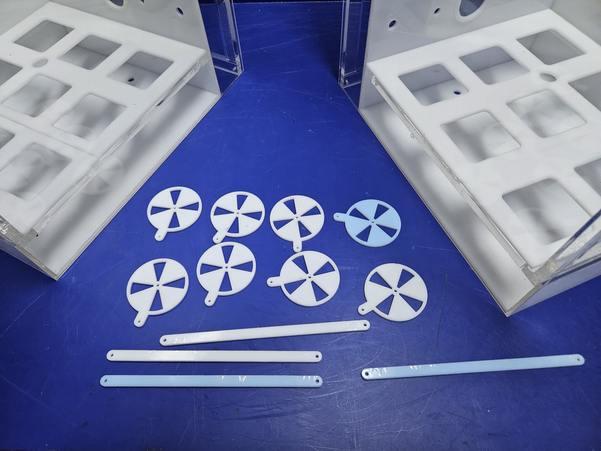 Подставки из органического стекла для выкладки товаров - фото pic_141ee117f921f5f85f88ce9ae628802d_1920x9000_1.jpg