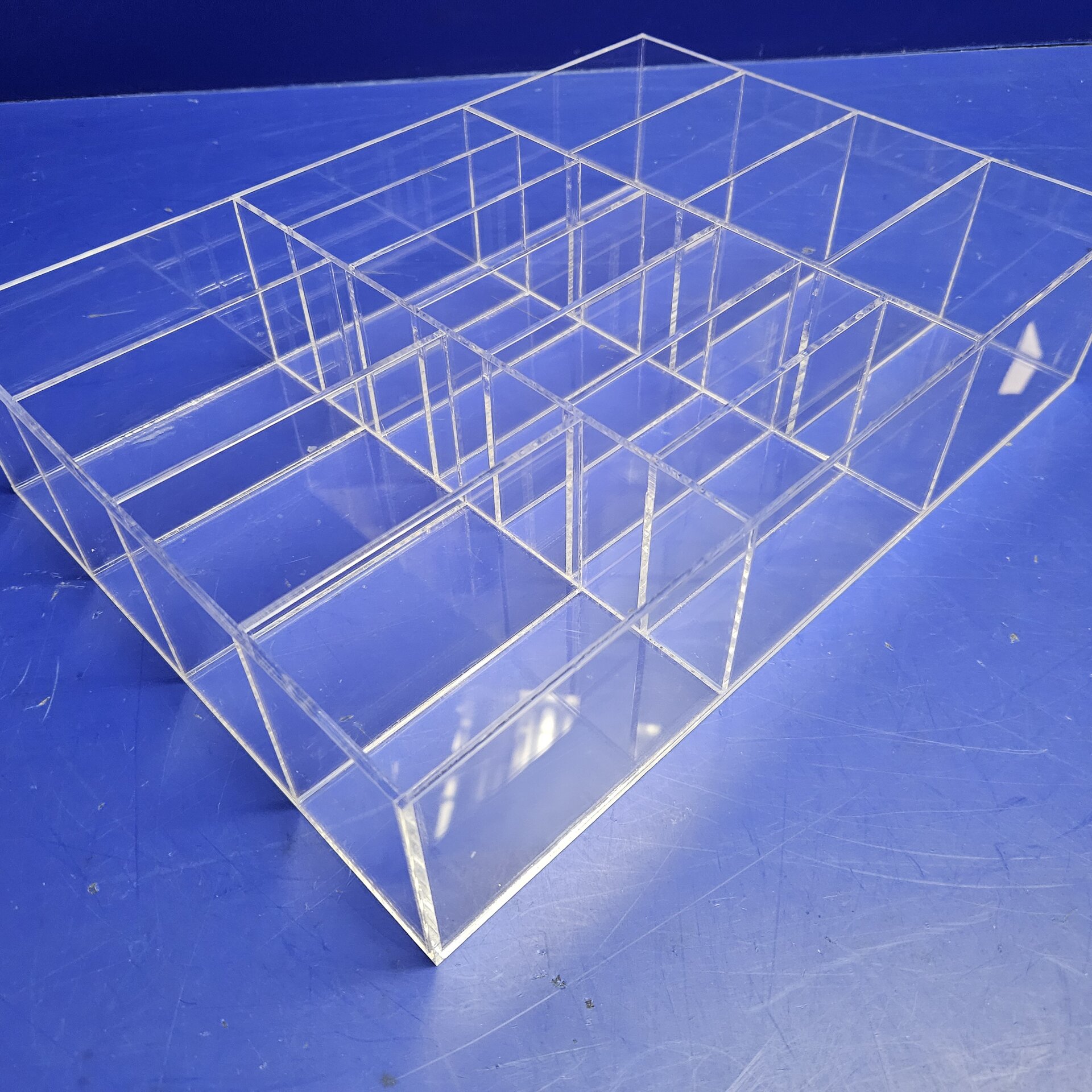 Торговые витрины с накопителями и ячейками в витринах магазинов. - фото pic_3035576368b125435c6aae41f92a8d33_1920x9000_1.jpg