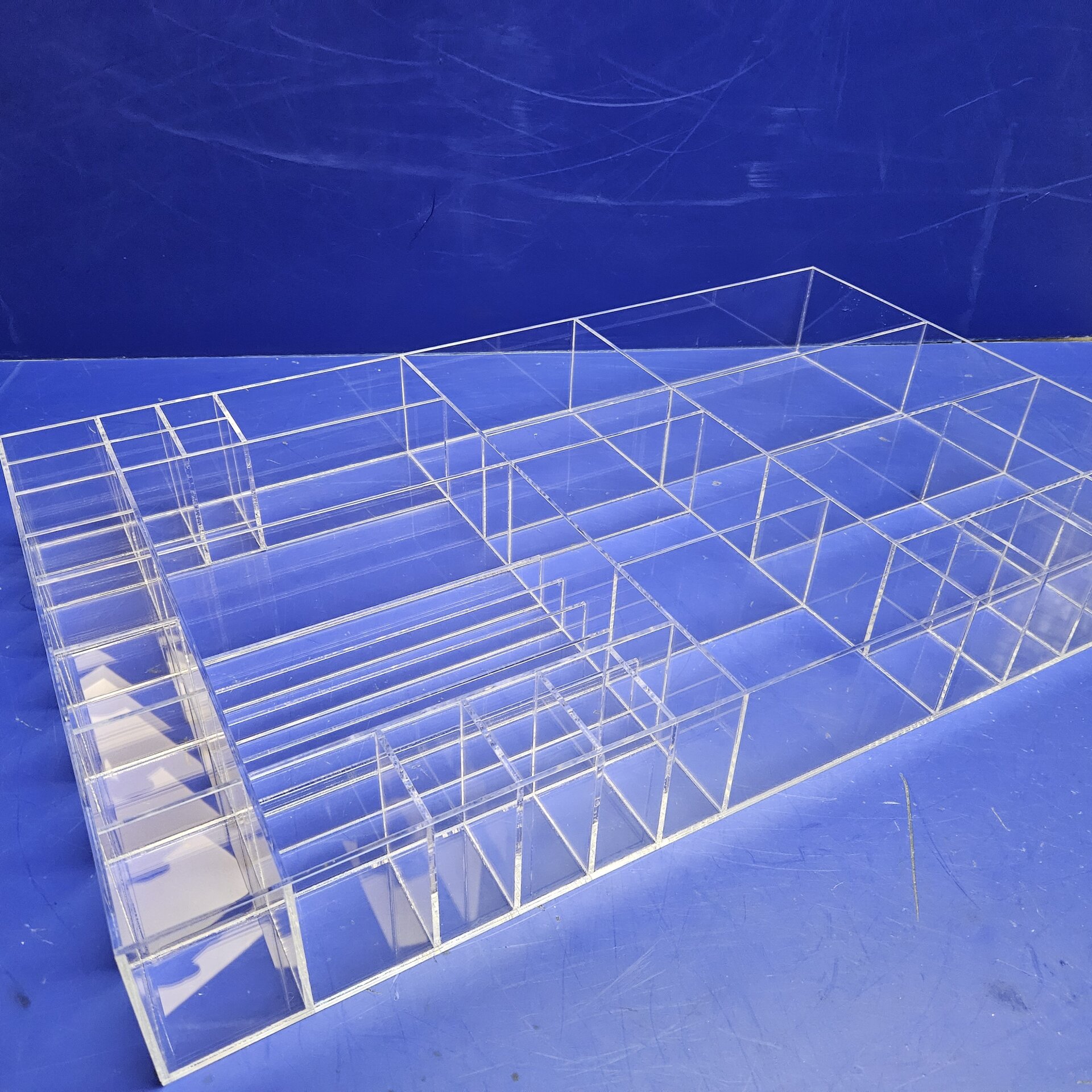 Торговые витрины с ячейками из оргстекла под заказ. - фото pic_4a2d5c6bf8c0ebcbfd5616318a508fd5_1920x9000_1.jpg