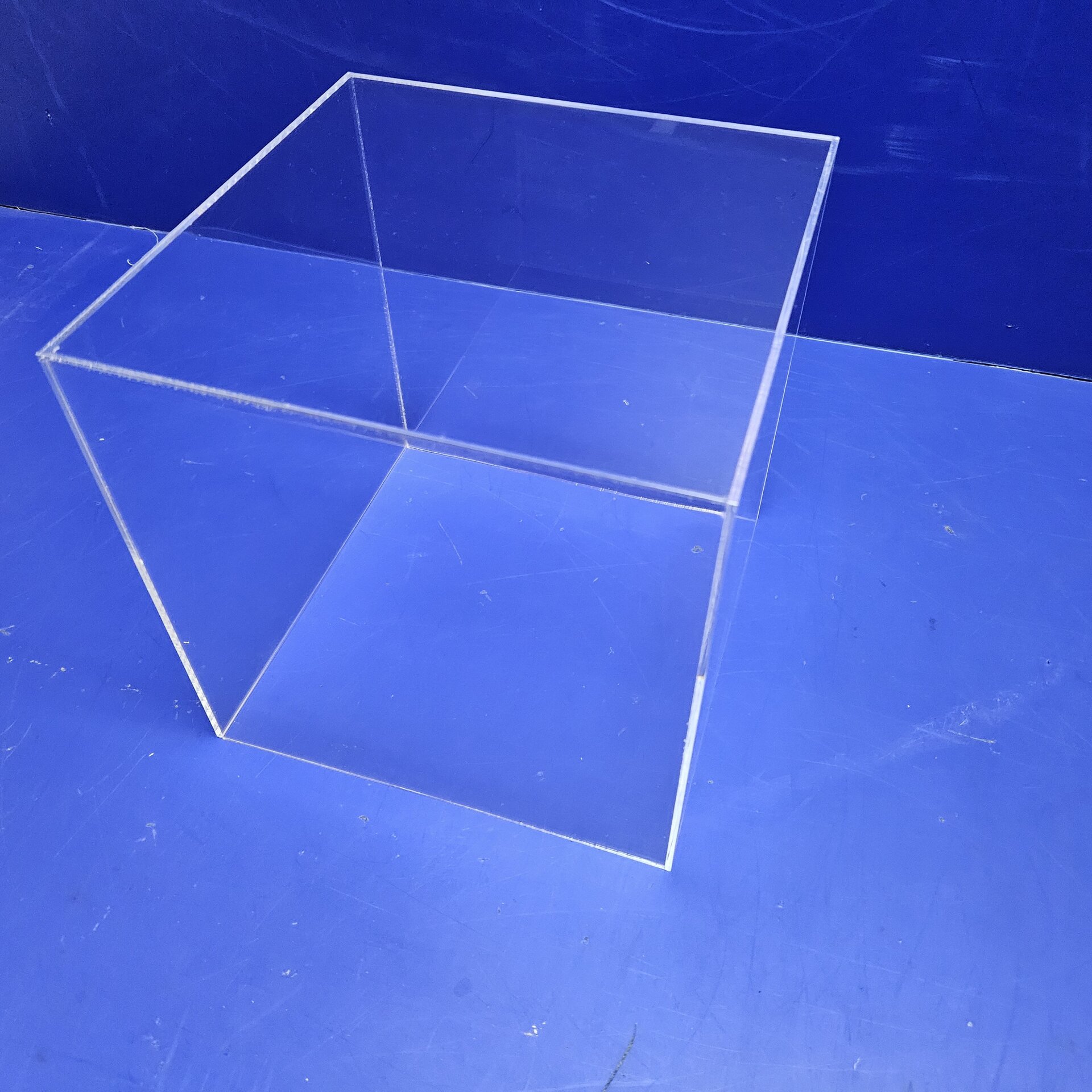 Куб из органического стекла: идеальное сочетание элегантности и пользы - фото pic_4cc5a3156cd0c5a4bb8386c858d11092_1920x9000_1.jpg