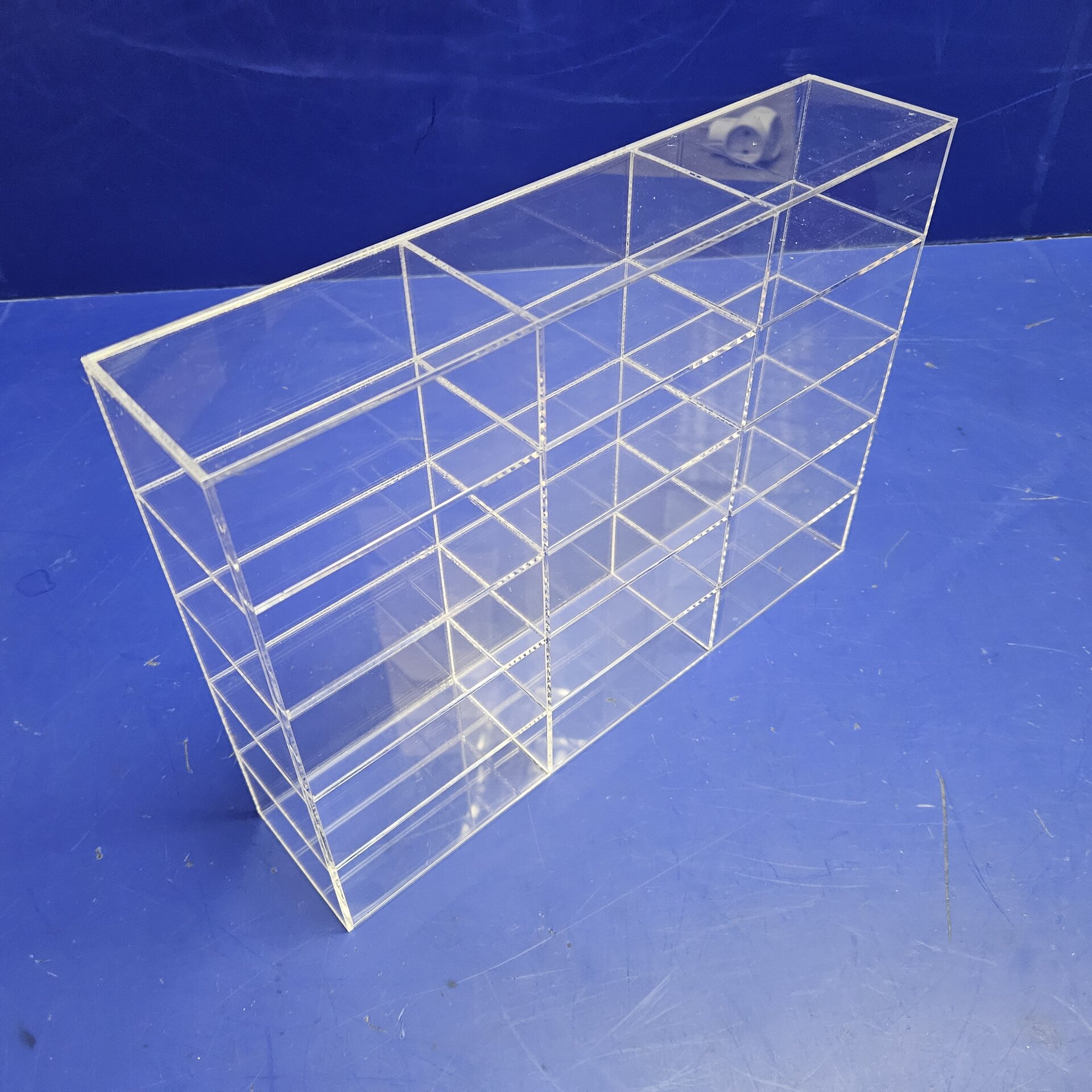 Витрины с ячейками в ритейле: особенности производства и выгоды для бизнеса - фото pic_6358fd8a667f897920eb71e45fa2be15_1920x9000_1.jpg