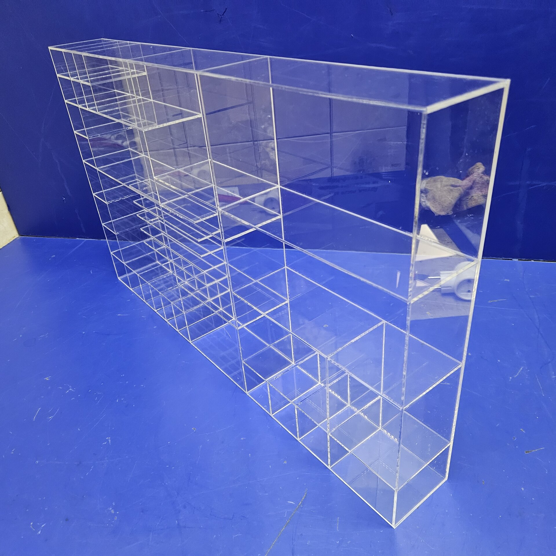 Торговые витрины с накопителями и ячейками в витринах магазинов. - фото pic_8151929ea805fec5f70b4c3e5bb4c7ec_1920x9000_1.jpg