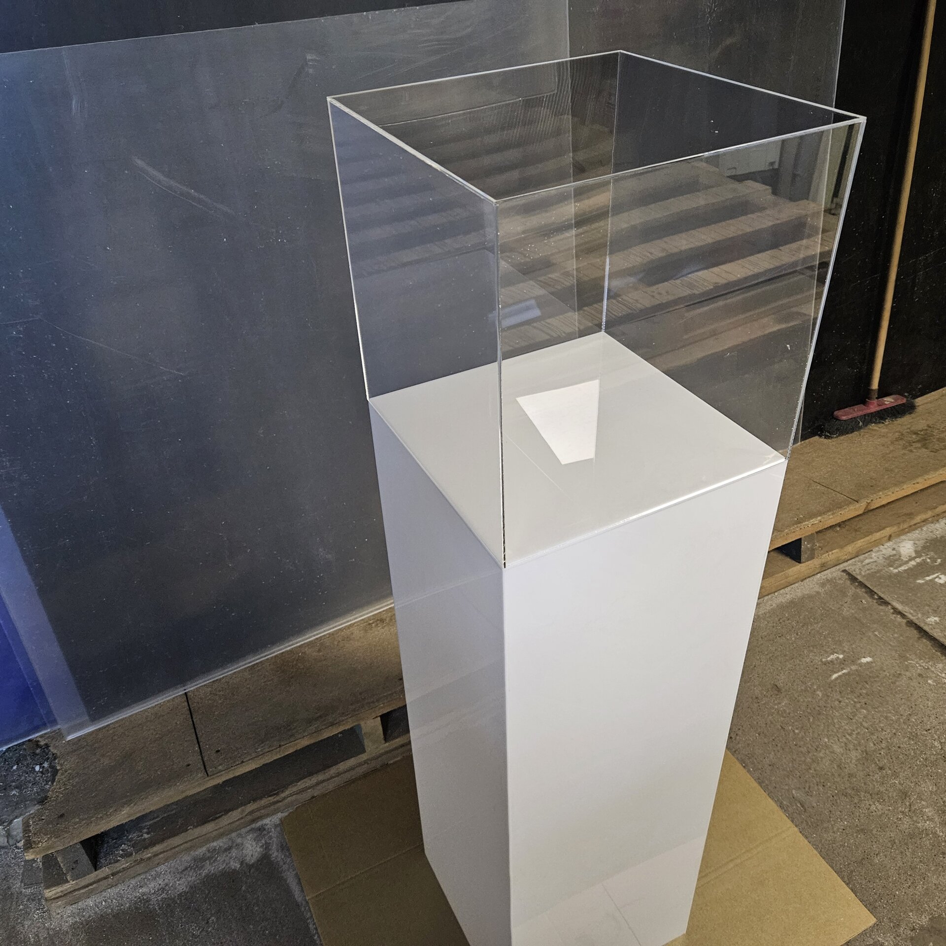 Подиум для презентаций экспонатов музеев, проведения выставки. - фото pic_b0f75018570645aceb0c777c881b4f77_1920x9000_1.jpg